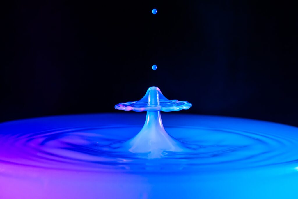 Vibrant Neon Splash Wallpaper: Mesmerizing Water Drops & Ripples