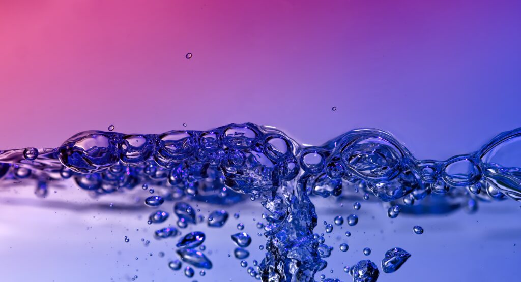 Vibrant Wallpaper: Dynamic Bubbles & Ripples on Pink-Purple Gradient