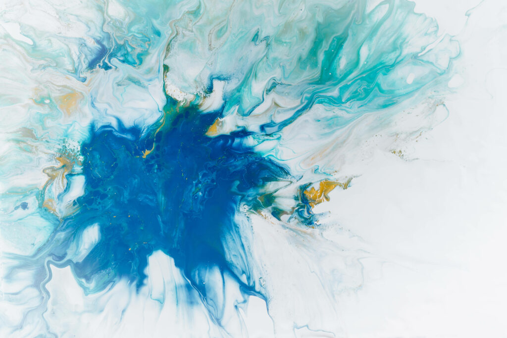 Fluid White & Blue Abstract Splash Wallpaper – Vibrant Motion Design