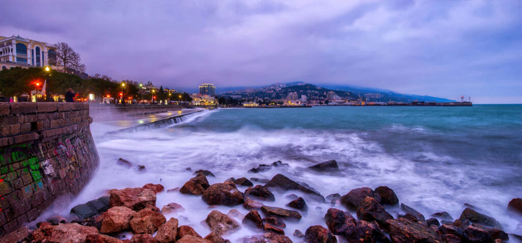 Dynamic Yalta Seaside Wallpaper: Rocky Shores & Dramatic Sky