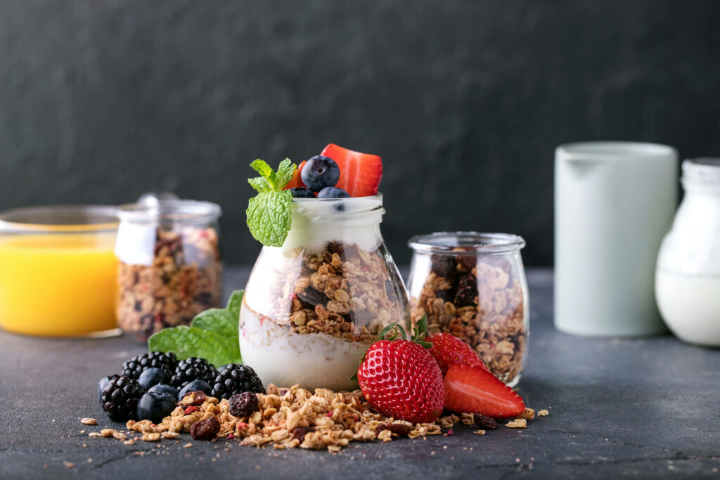 Vibrant Yogurt Parfait Wallpaper with Granola & Fresh Berries