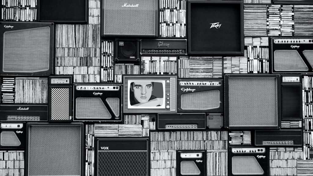 Nostalgic Black and White Vintage Amplifiers and Records Wallpaper