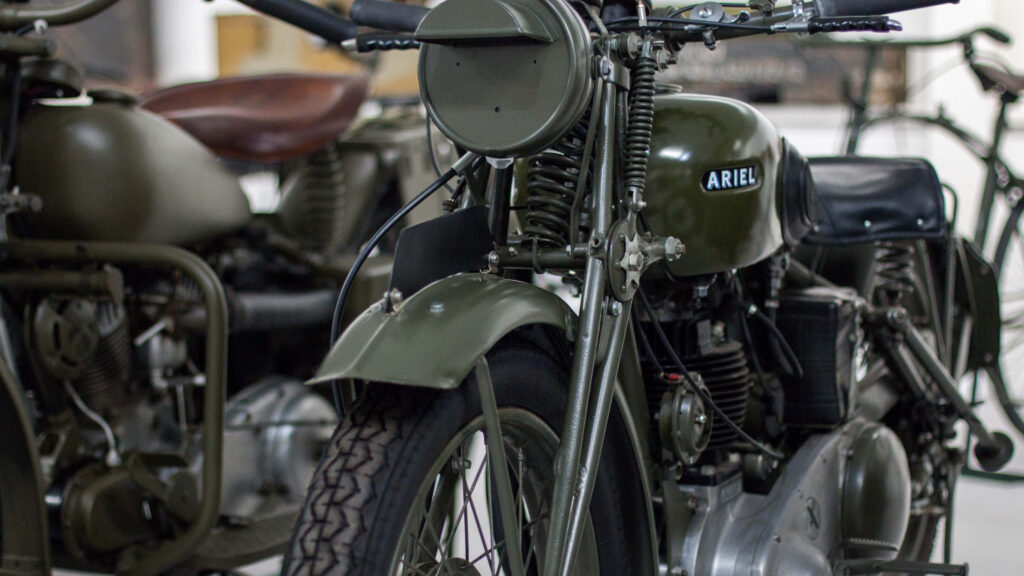 Vintage Ariel Motorcycle Wallpaper: Classic Indoor Charm & Design