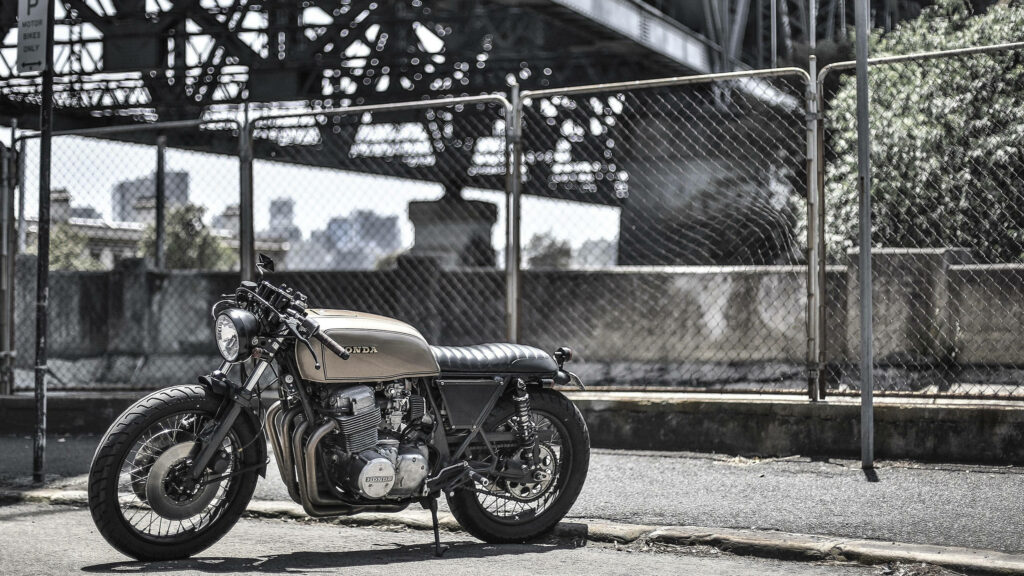 Retro Bobber Motorcycle Wallpaper: Urban Backdrop & Vintage Style