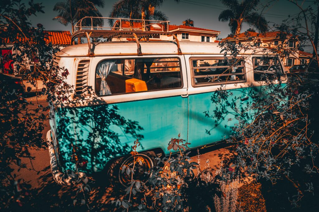 Vintage Turquoise Bus Wallpaper: Tropical Road Trip Vibe