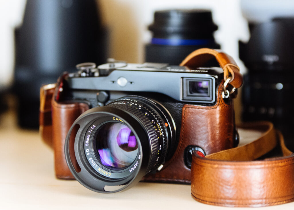 Vintage Camera Wallpaper: Classic Design & Premium Lens Background
