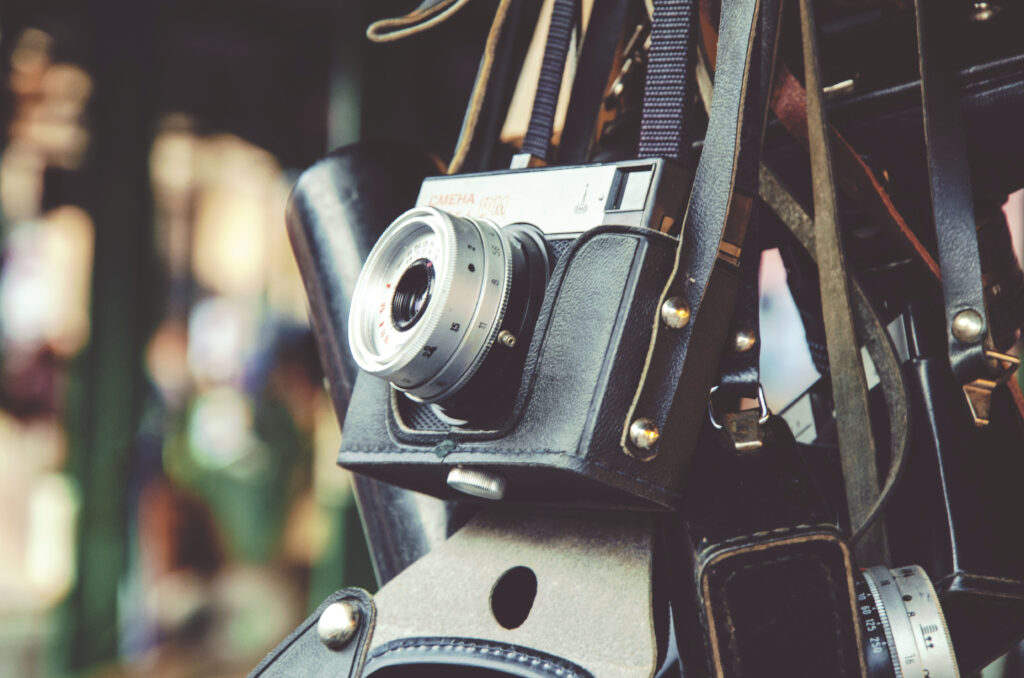 Timeless Vintage Camera Wallpaper with Classic Metallic Lens & Leather