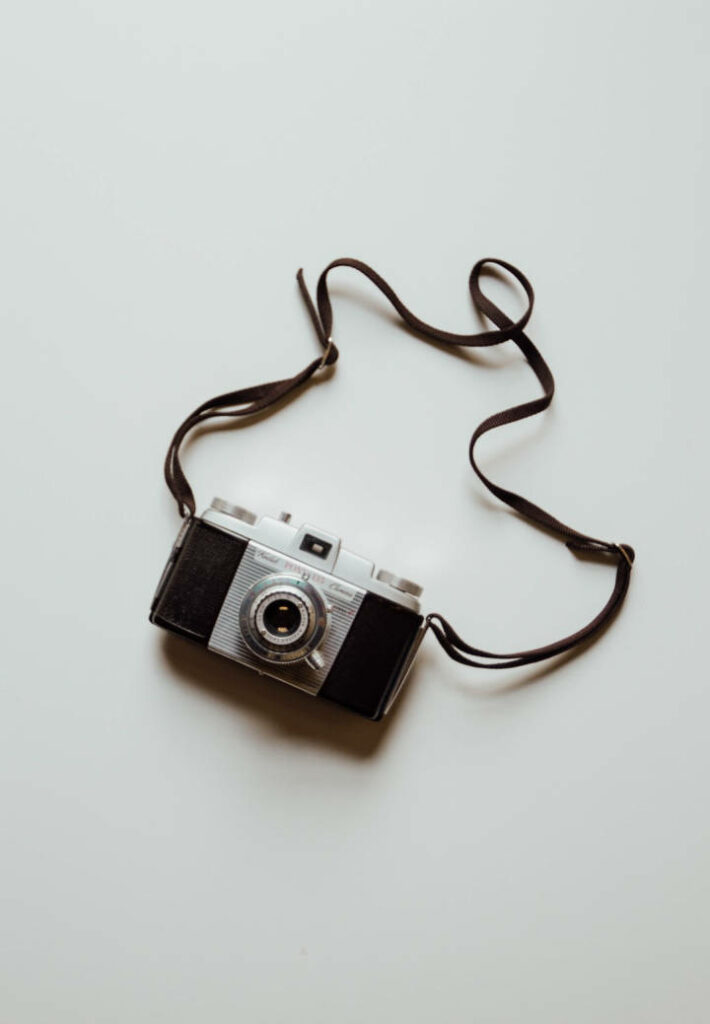 Vintage Camera Wallpaper: Minimalist Design & Classic Charm