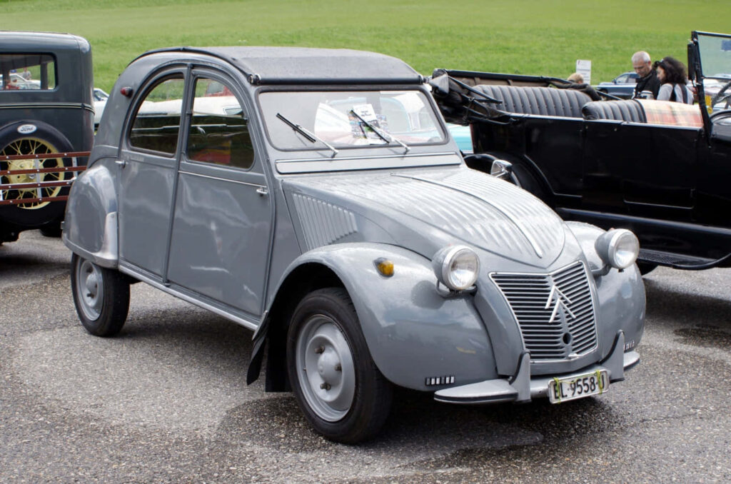 Timeless Vintage Citroën 2CV Wallpaper in Classic Automotive Setting