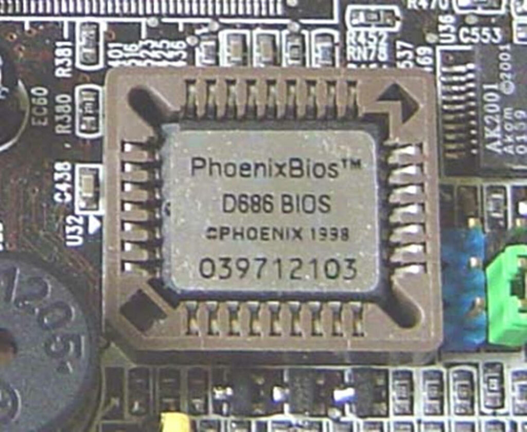 Vintage Computer Motherboard Wallpaper: Phoenix BIOS D686 Close-Up