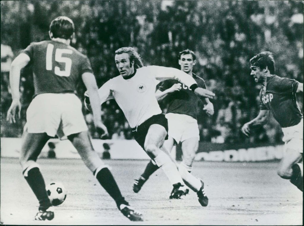 Vintage black and white photo of Günter Netzer in 1972 European Championship final action Wallpaper