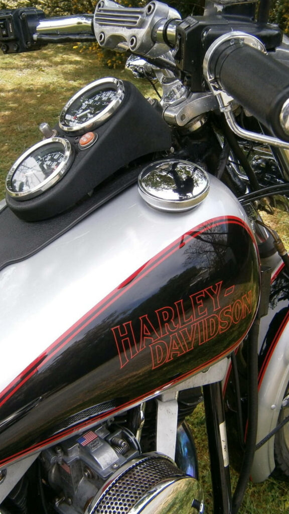 Classic Harley-Davidson Low Rider Mobile Wallpaper - Chrome & Vintage Design