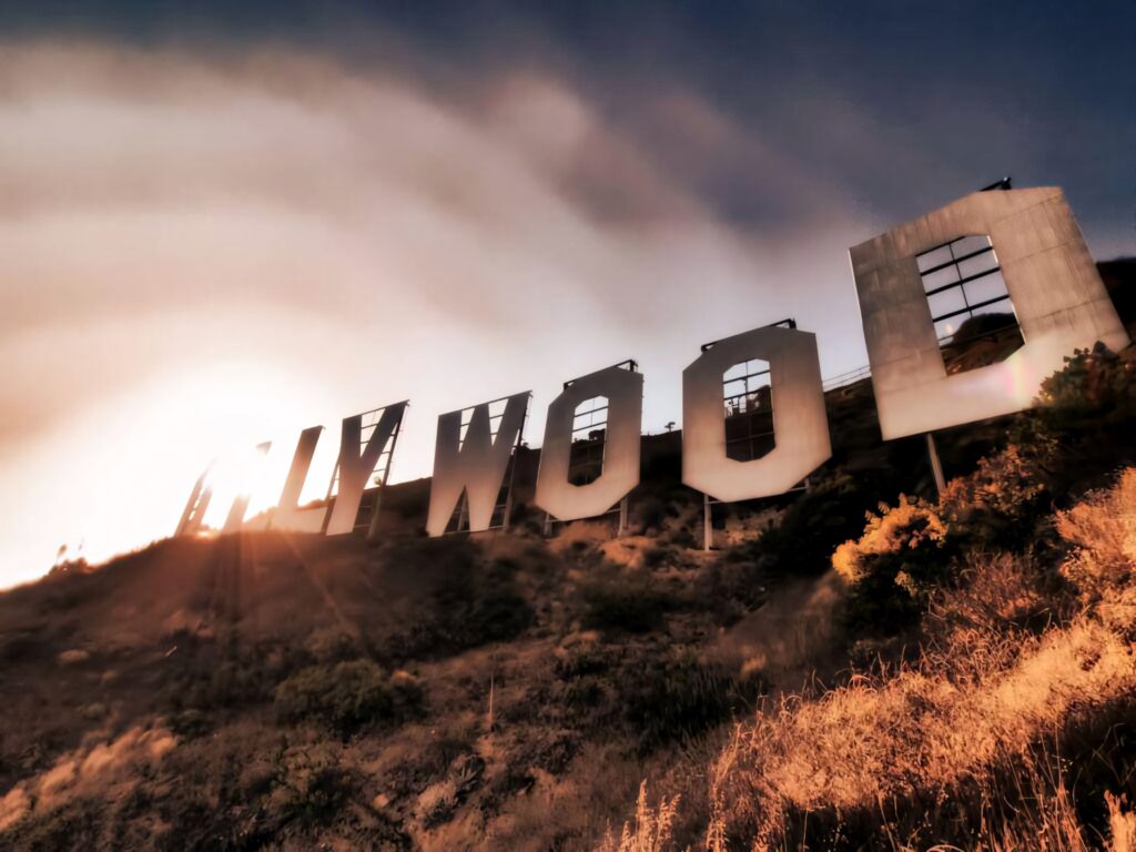Vintage Wallpaper: Nostalgic Hollywood Sign View in Soft Sunlight