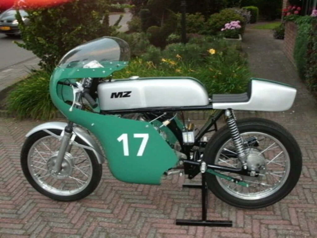 Vintage MZ Motorcycle Wallpaper: Racing Aesthetics & Timeless Elegance