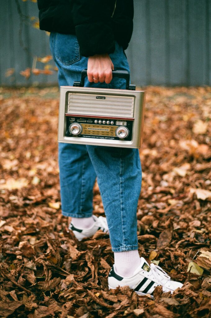 Retro Vintage Radio Wallpaper: Autumn Leaves & Nostalgic Vibes