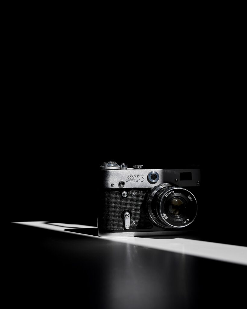Vintage Retro Camera Wallpaper: Minimalist Art on Dark Background