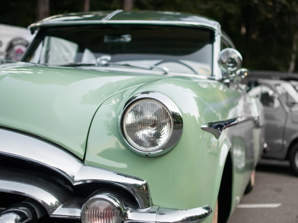 Classic Retro Car Wallpaper: Sleek Vintage Design & Chrome Elegance