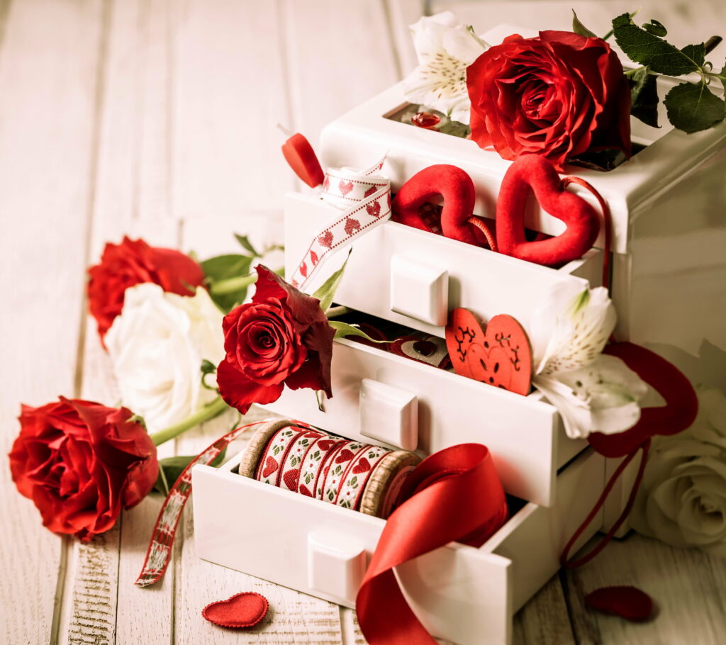 Vibrant Blossoms of Love: A Captivating Vintage Romance Wallpaper