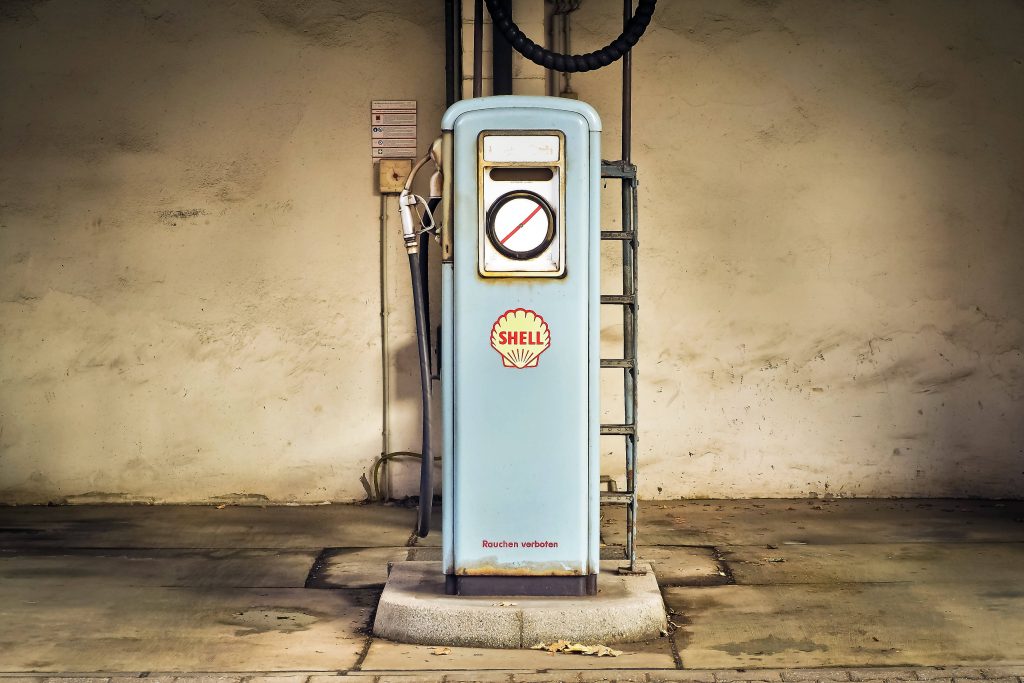 Vintage Shell gas pump wallpaper with Rauchen verboten sign on textured concrete wall background