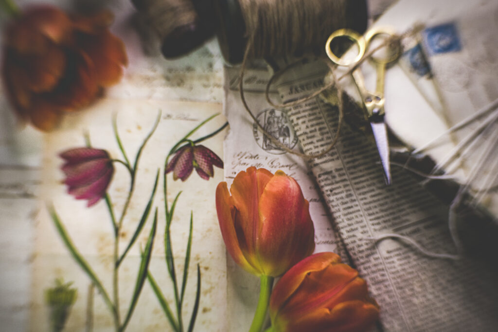 Vintage Tulip Wallpaper with Artistic Flowers & Nostalgic Aesthetic