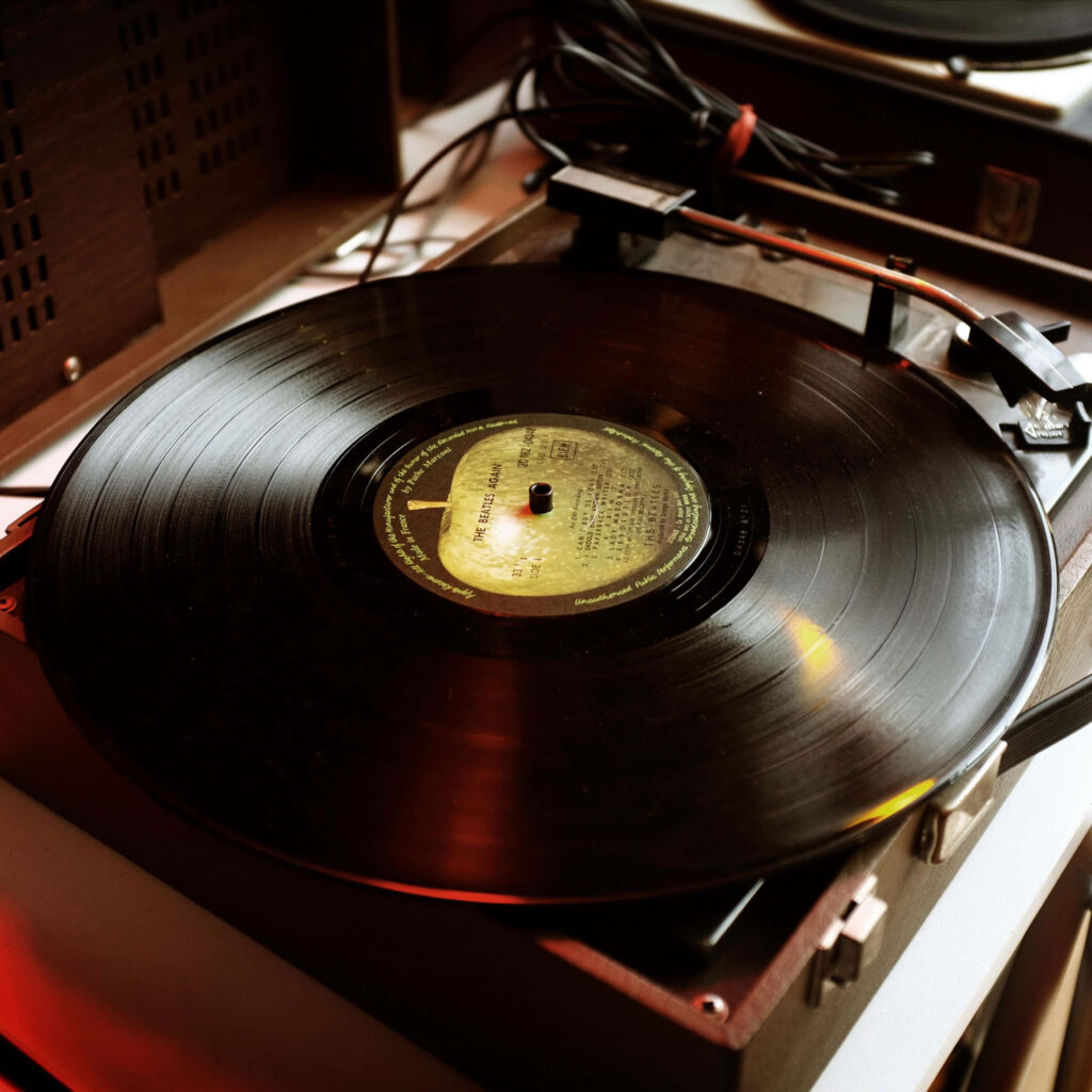 Nostalgic Vinyl Record Wallpaper: Vintage Turntable Charm