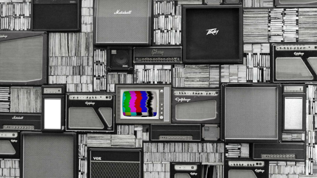 Vintage Wallpaper: Retro TVs & Amplifiers with Colorful Test Pattern