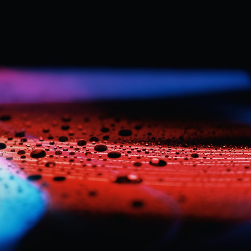 Vivid Macro Wallpaper: Water Drops in Deep Reds & Blues