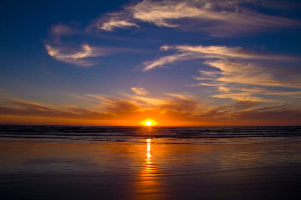 Breathtaking Ocean Sunset Wallpaper: Vivid Colors & Reflections