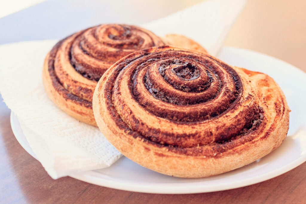 Warm Cinnamon Rolls Wallpaper: Sweet & Inviting Bakehouse Background