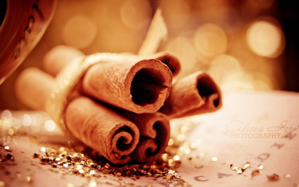 Cozy Cinnamon Sticks Wallpaper: Festive Sparkles & Warm Atmosphere