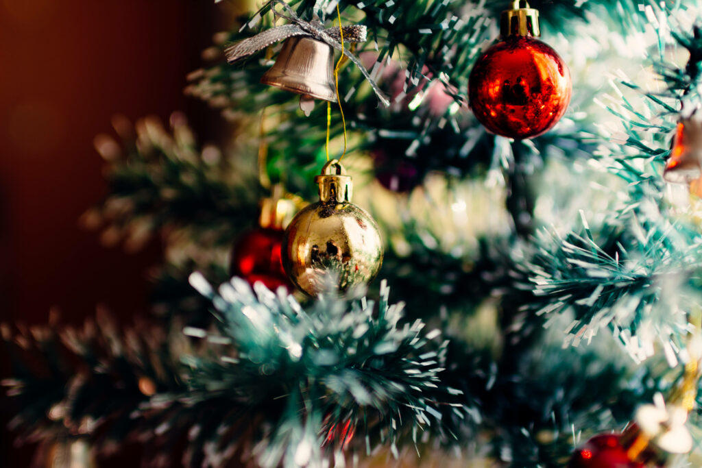 Festive Christmas Tree Wallpaper: Warm Red & Gold Holiday Cheer