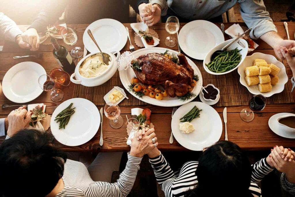 Warm Thanksgiving Dinner Table with Roasted Turkey & Classic Sides Wallpaper