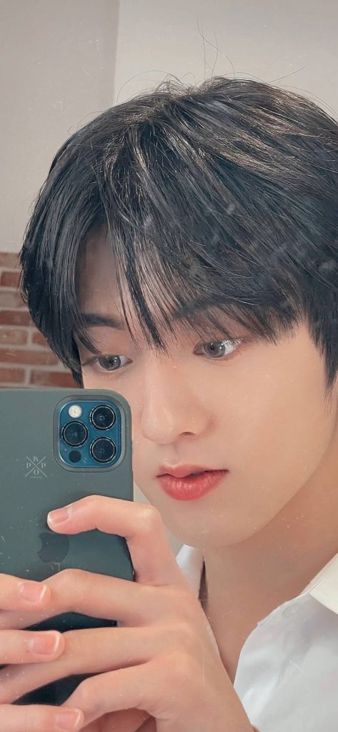Watanabe Haruto mirror selfie close-up soft focus TREASURE star natural stylish Kpop wallpaper