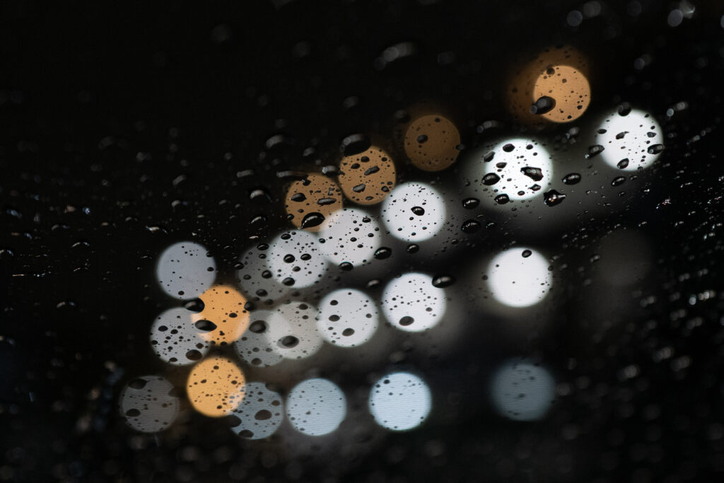 Stunning Close-Up Wallpaper: Water Droplets with Bokeh Lights