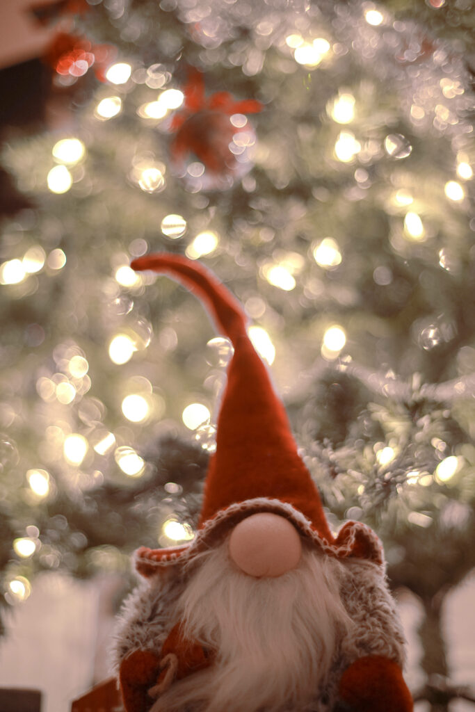 Whimsical Christmas Elf Wallpaper: Festive Charm & Sparkling Lights