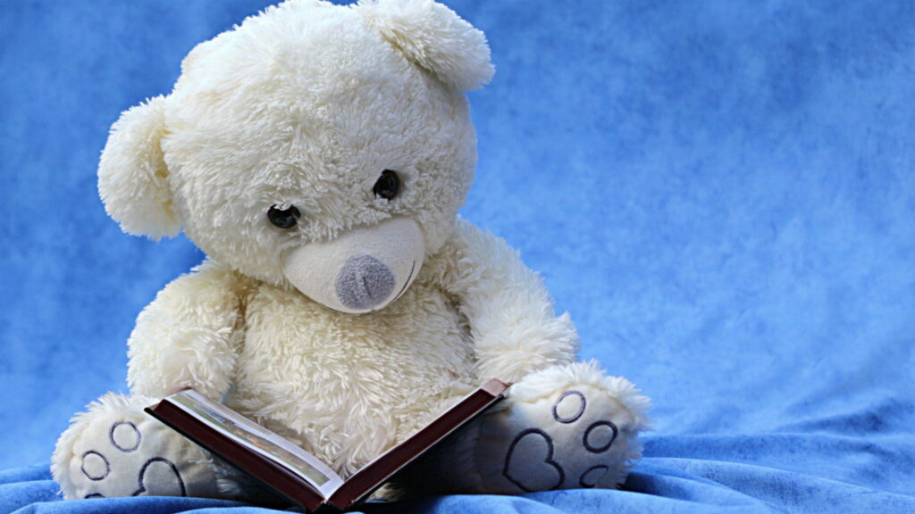 A Cozy Companion: Teddy Bear Invites You Into a Story World with QHD Wallpaper