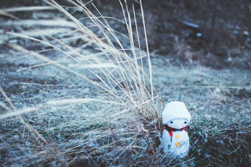 Charming Toy Snowman Wallpaper: Whimsical Winter Celebration Scene