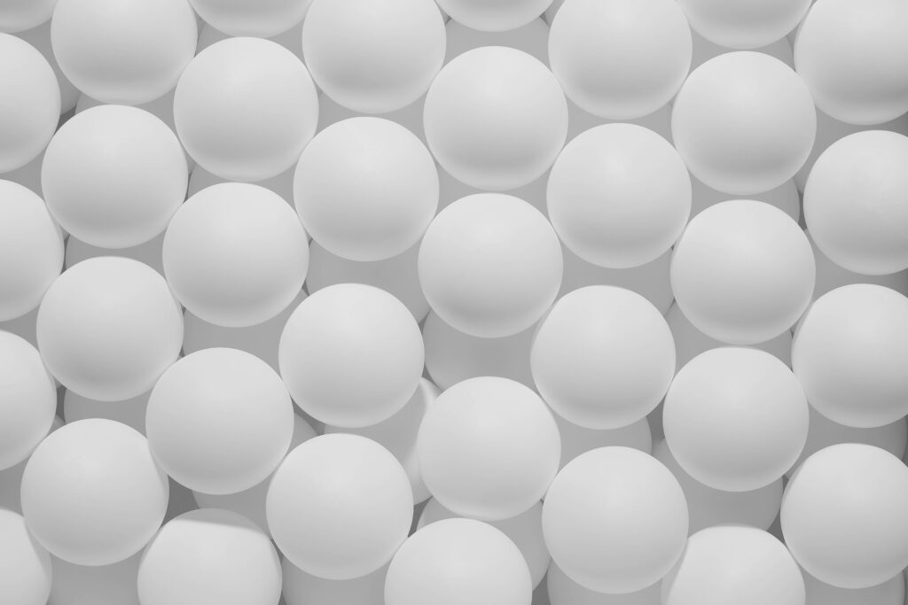 Playful Patterns: 3D White Balls Create a Striking Wallpaper Design