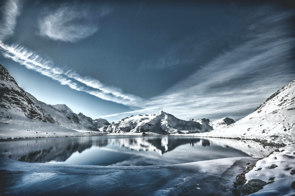 Winter Wonderland: A Breathtaking Mountain Lake Reflects a Stunning Wallpaper Worthy of Cool Season Vibes