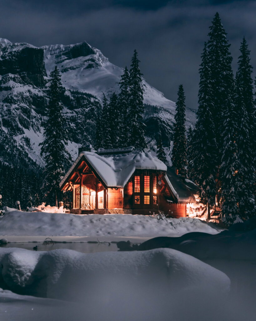 Snowy Night Hideaway: A Stunning HD Winter Wonderland Phone Wallpaper