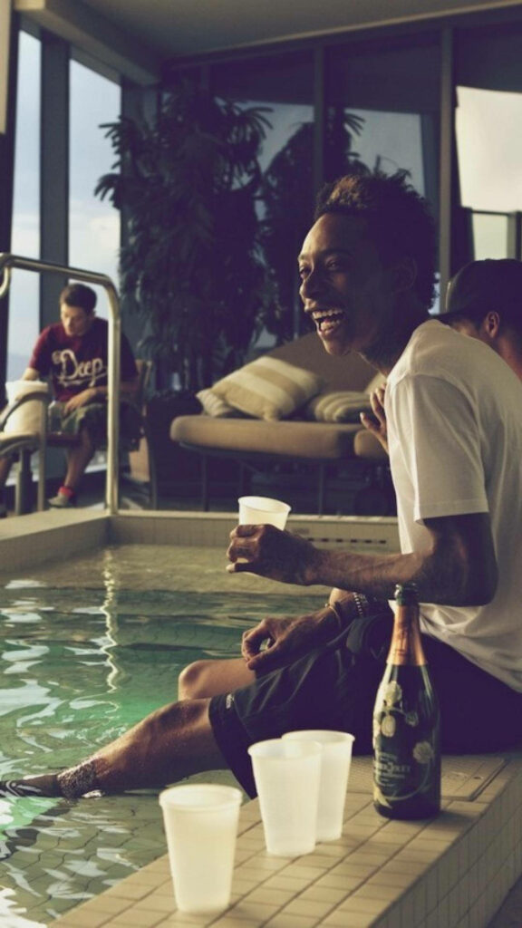 Wiz Khalifa Poolside Wallpaper: Relaxed Vibes & Cheerful Moments