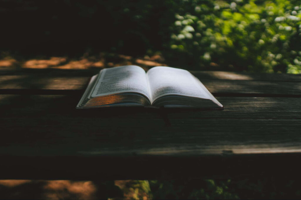 Wooden Table Reflections: Scriptures Inspiring A Contrite Spirit Wallpaper