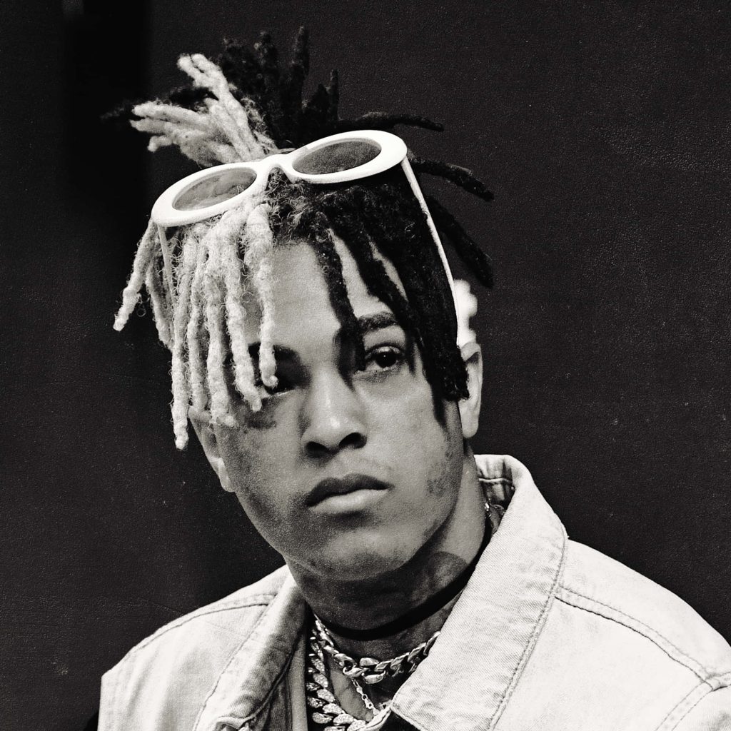 Black and white close-up portrait of rapper XXXTentacion with half-blonde dreadlocks and sunglasses Wallpaper
