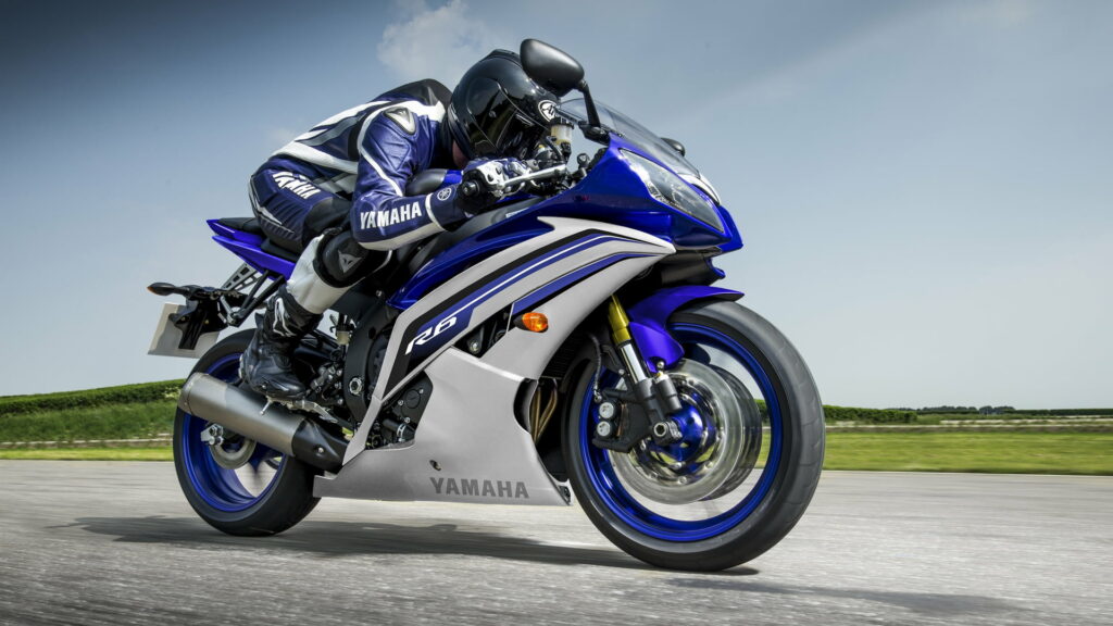 Adrenaline Rush: Captivating Yamaha R6 in Stunning HD Wallpaper