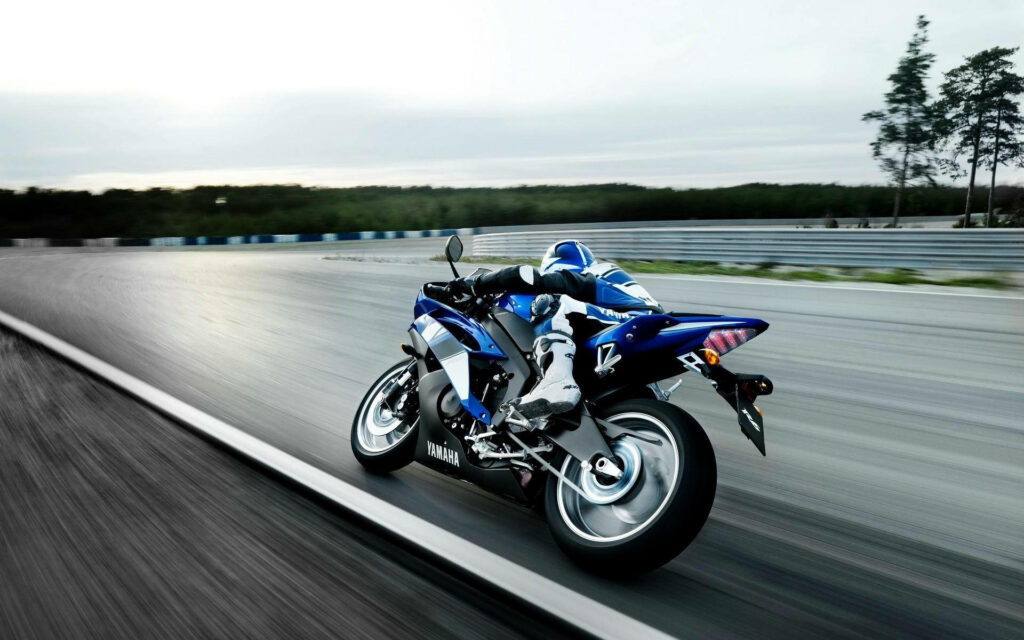 Dynamic Yamaha YZF-R6 Wallpaper: Speed & Style on the Racetrack