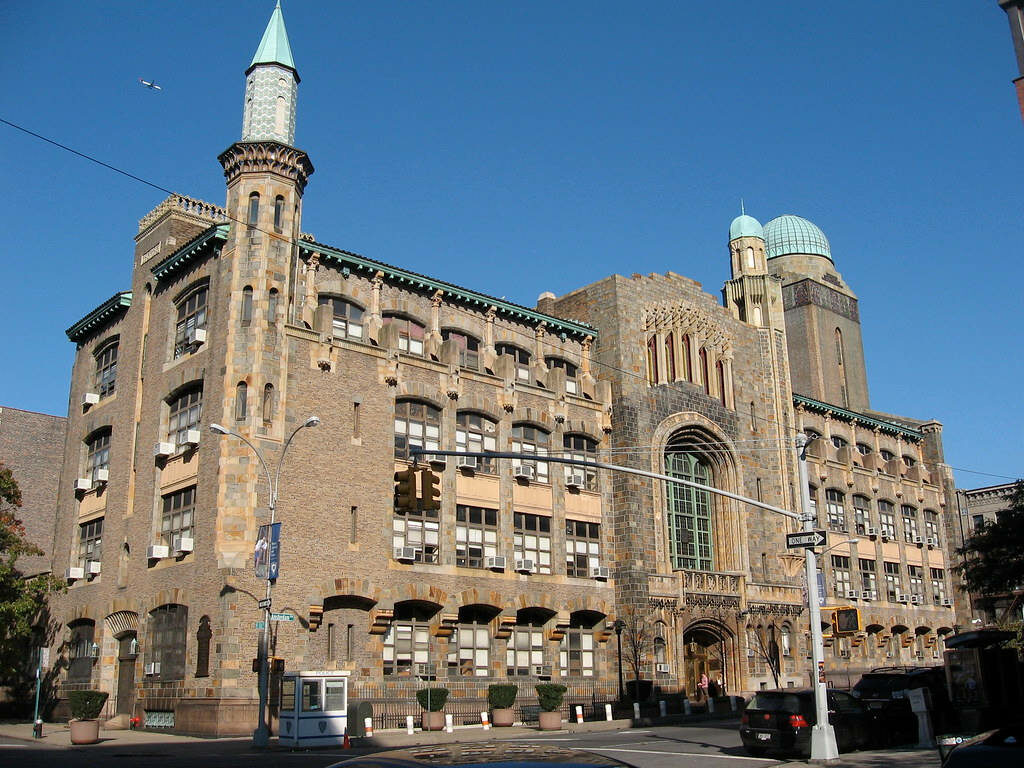 Yeshiva University Wallpaper: Historic Architecture & Classic Charm