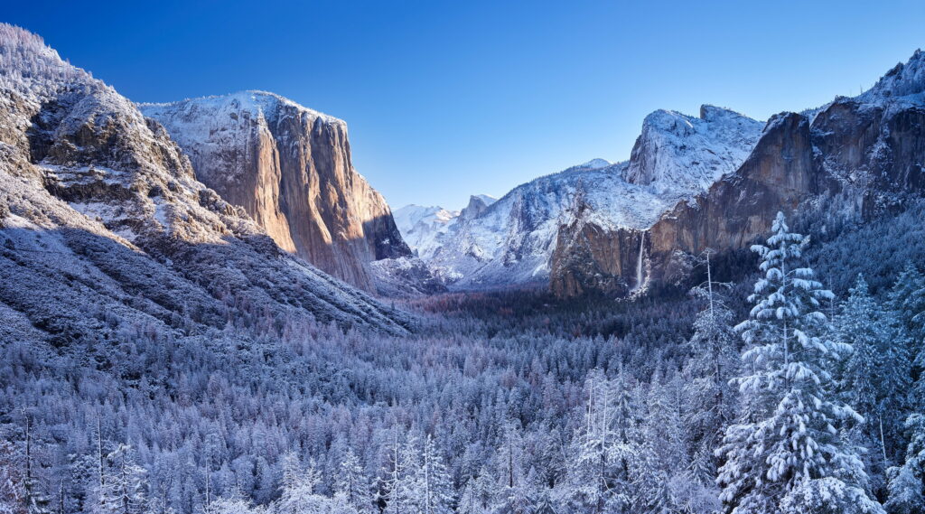 Winter Wonderland: Yosemite's Majestic Landscape in Ultra Graphy Wallpaper